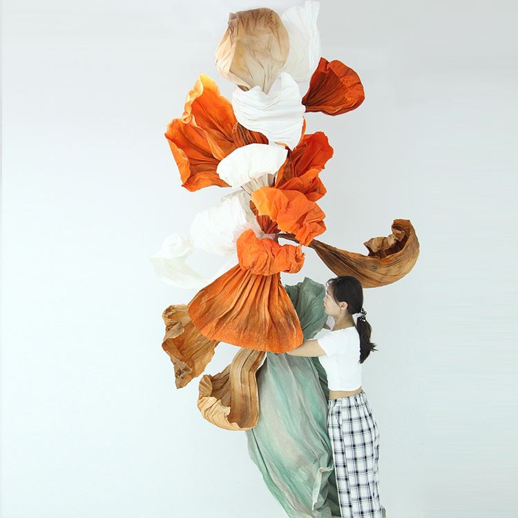 Instalación de arte de papel naranja