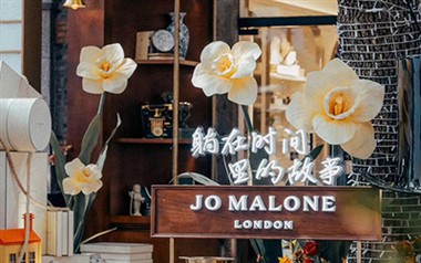 Flores de papel gigantes en las tiendas Jo Malone